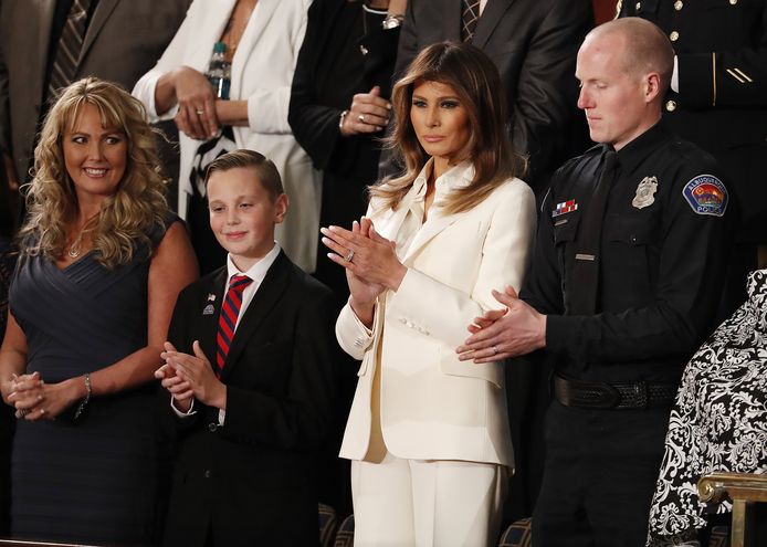 Het jongetje Preston (tweede van links) zat met zijn moeder naast First Lady Melania Trump (in het wit).