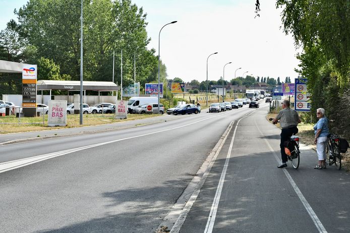 Net over de Belgische grens in Halluin kun je brandstof tanken die zo'n halve euro per liter goedkoper is.