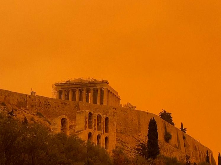 Lucht boven Zuid-Griekenland kleurt knaloranje
