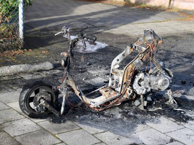 Scooter in brand gestoken in Van Dishoeckstraat in Vlissingen