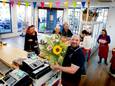 Bij bakkerij Wammes, beroemd van hun chipolatataart, kreeg mede-eigenaar Everim Wammes gisteren bloemen van klanten en collega’s bij de opening van de zaak op het Smaragdplein.