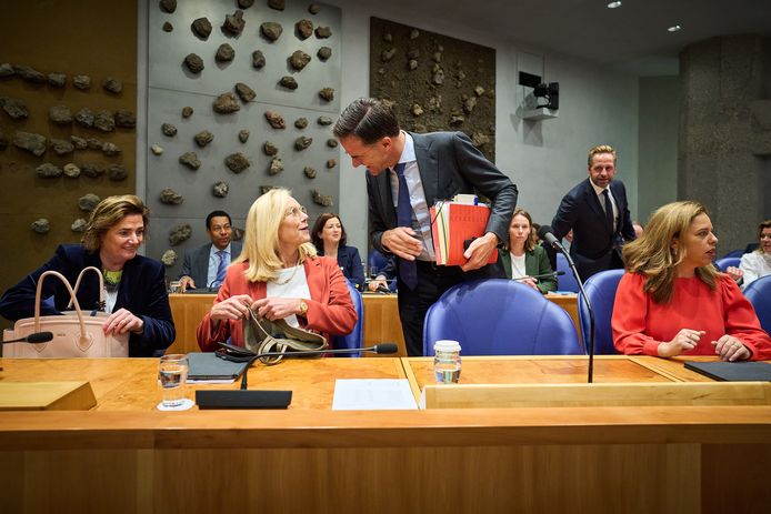 Premier Mark Rutte en Sigrid Kaag, samen met zijn kabinet in Vak K.