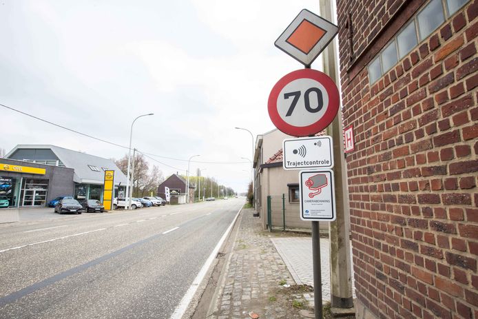 De snelheid op de Ninoofsesteenweg in Schepdaal wordt onder andere met trajectcontroles gecontroleerd.