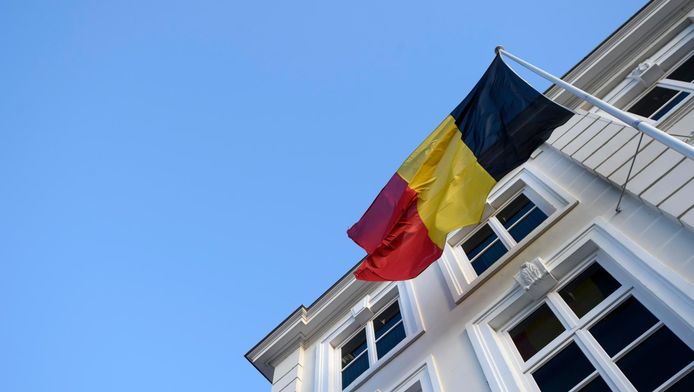 Le drapeau belge flotte devant le 16 rue de la Loi, à Bruxelles.