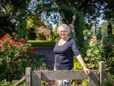 Ada (85) uit Zwolle vindt iedere dag rust in haar tuin: ‘Dode plantjes zul je hier niet snel tegenkomen’