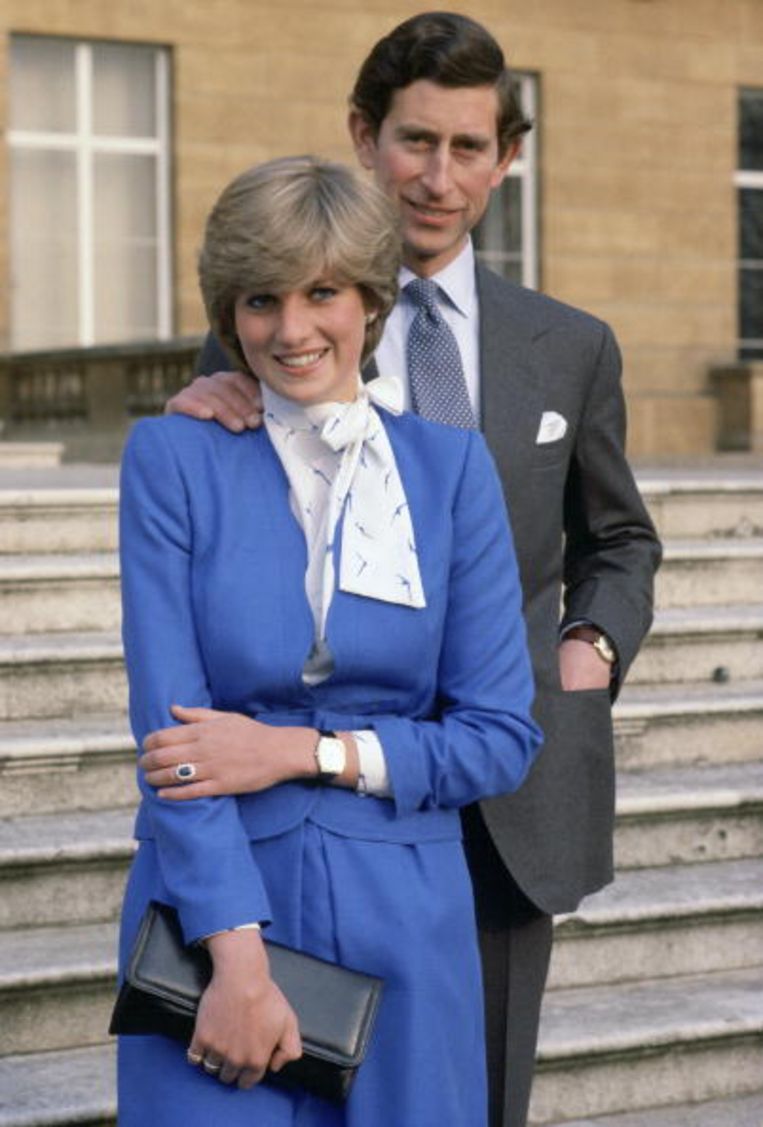 Het stel bij Buckingham Palace op 24 februari 1982, de dag dat zij hun verloving aankondigden.  Beeld Getty
