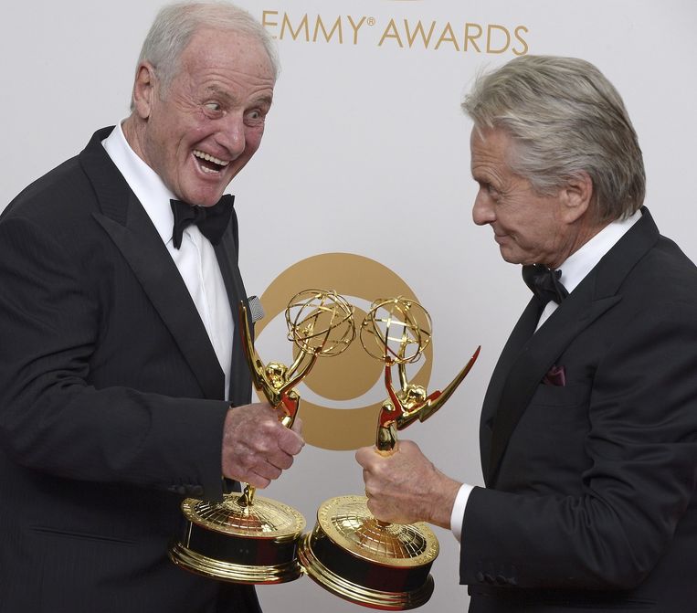 Weintraub won in 2013 een Emmy voor de tv-film Behind the Candelabra, met Michael Douglas in de hoofdrol (rechts). Beeld epa