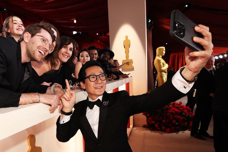 Acteur Ke Huy Quan poseert voor een selfie. Beeld REUTERS