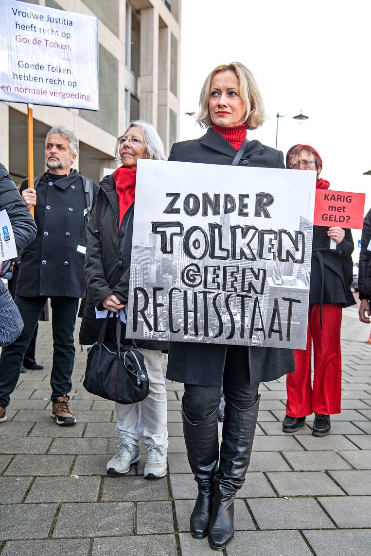De demonstratie van tolken woensdag bij de rechtbank in Arnhem. Beeld Guus Dubbelman / de Volkskrant