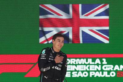 Eindelijk raak voor George Russell: Brit pakt eerste F1-zege uit carrière, Hamilton en Sainz vervolledigen podium