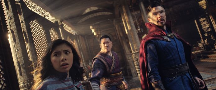 America Chavez (Xochitl Gomez), Wong (Benedict Wong) en Dr. Stephen Strange (Benedict Cumberbatch) in 'Doctor Strange in the Multiverse of Madness'