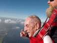 Dilbekenaar Karel (94) verliest schoenen bij parachutesprong