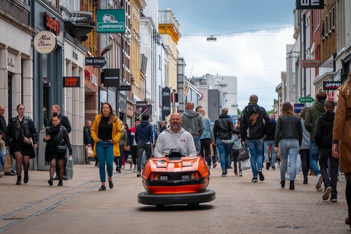 Henri Wermeskerken rijdt in zijn botsauto door de Groningse binnenstad.