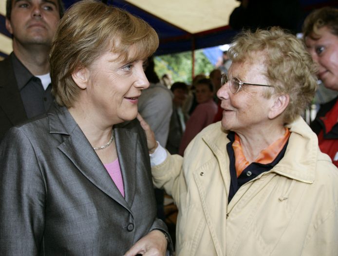 Merkel met haar moeder op een foto uit 2005.