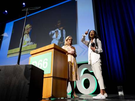 D66-leider Kaag onderbreekt speech na geroep uit zaal op verhit congres over koningshuis