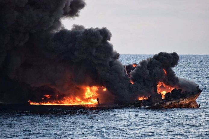 Dat het schip zonk vooraleer meer olie de kans kreeg om te verbranden, was de slechtst denkbare situatie.