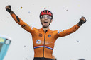 Lars van der Haar bij het overschrijden van de meet op het EK veldrijden.