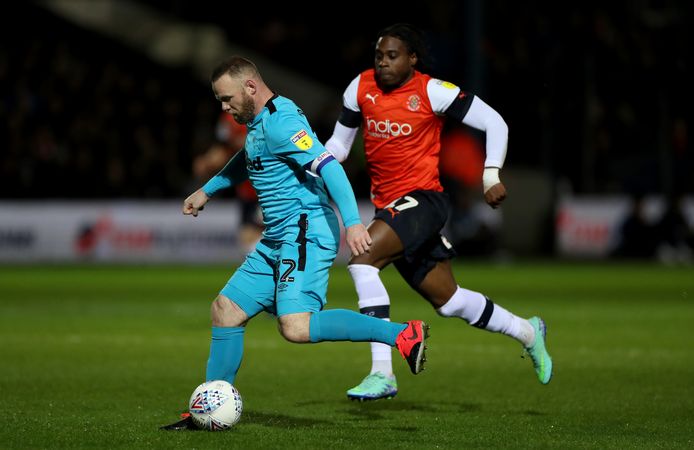 Wayne Rooney in actie tegen Luton Town.