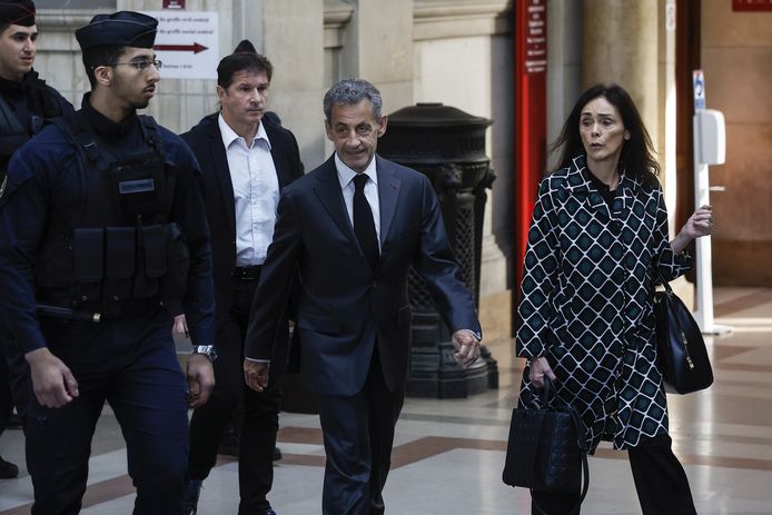Sarkozy vandaag bij aankomst in het gerechtsgebouw in Parijs.