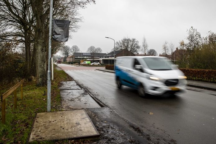Verkeer rijdt langs een afgeplakte bushalte in Ter Apel. Buschauffeurs die werken op de Qbuzz-lijnen 72 en 73 tussen Emmen en Ter Apel voeren actie voor een veilige werkplek.