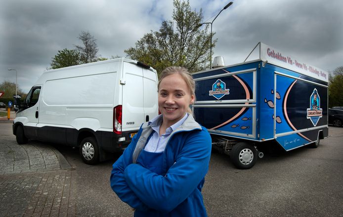 Caroline van der Schans met haar grote bus en viskraam.