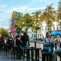 Vintage per kilo, natuurwijn en frieten in een puntzak: op stap door Brussel in het spoor van zangeres Angèle