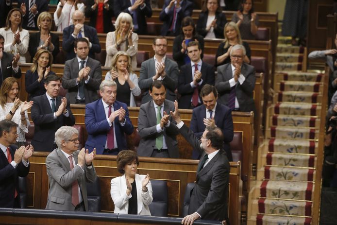 Rajoy kreeg na zijn korte toespraak een staande ovatie van zijn fractie.