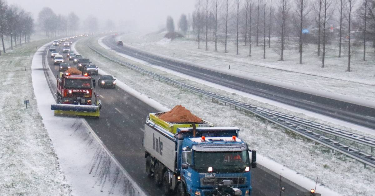 Winterse ochtendspits met veel ongelukken: Er staan lange files van 15 tot 20 kilometer’.