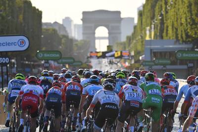 LIVE | Vier aanvallers op Champs-Élysées, sprintersploegen controleren