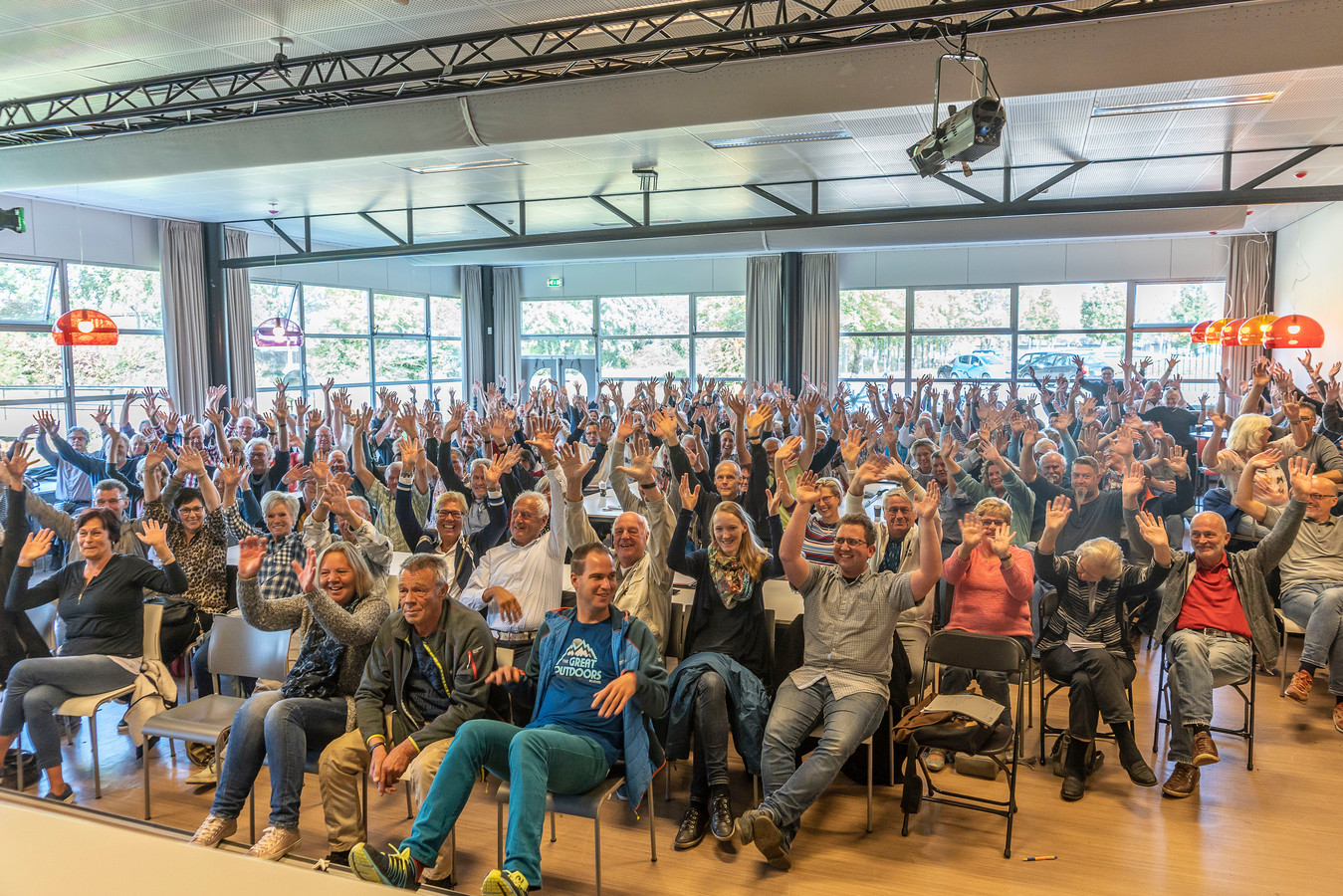 Tijdens een bijeenkomst in scholengemeenschap Pieter Zeeman 6 oktober besloten de campinggasten tot oprichting van het Platform Behoud Duinrand.