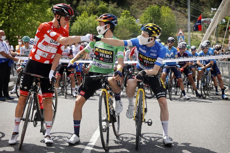 Pogacar met twee van zijn grootste rivalen, landgenoot Primoz Roglic (m) en Jonas Vingegaard (r) van Team Jumbo-Visma, vorig jaar in de Ronde van het Baskenland. Beeld Photo News