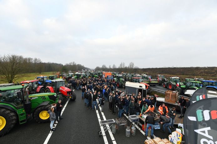 Boeren op de snelweg A1 bij De Lutte, die was geblokkeerd door zo'n 500 boeren.