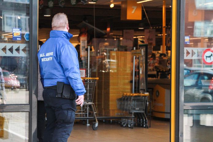 Beveiligers bij de ingang van de supermarkt, het zal een vertrouwd beeld worden verwachten beveiligingsbedrijven.