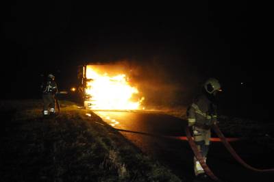 Takelwagen vliegt tijdens bergingsactie in brand in buitengebied van Lithoijen