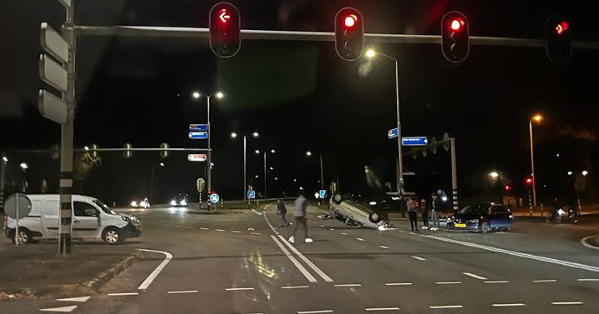 Auto belandt op zijn kop na ongeval in Ede.