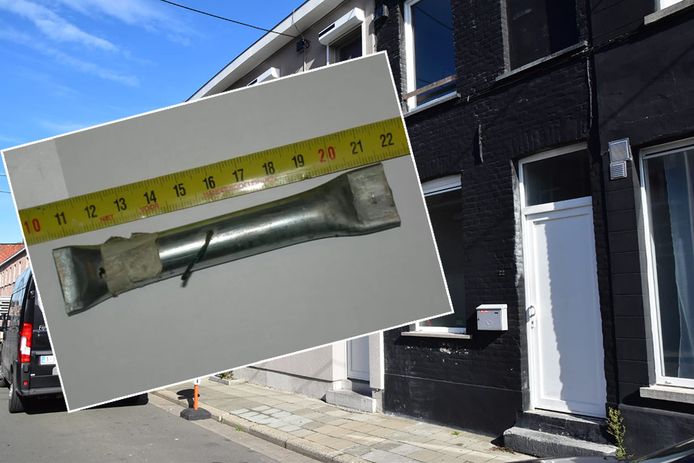 In de woning met donkere gevel werd op de eerste verdieping een pijpbom gevonden.