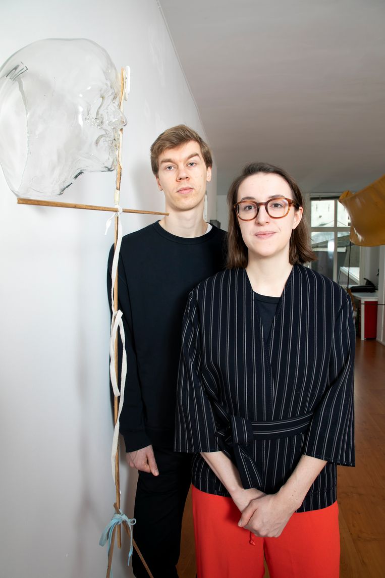 Nick Terra en Julia Mullié bij het werk ‘Headless’ van Win McCarthy. Beeld Judith Jockel