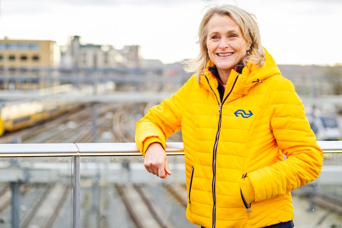 Marjan Rintel, president-directeur van de Nederlandse Spoorwegen, heeft de knoop doorgehakt en laat komende weken minder treinen rijden.