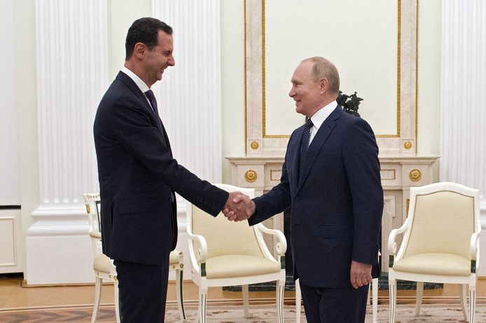 Vladimir Poetin ontmoette maandagavond in Moskou nog Syrisch president Bashar al-Assad.  Ze schudden elkaar de hand. Noch zij, noch hun tolken droegen mondmaskers.