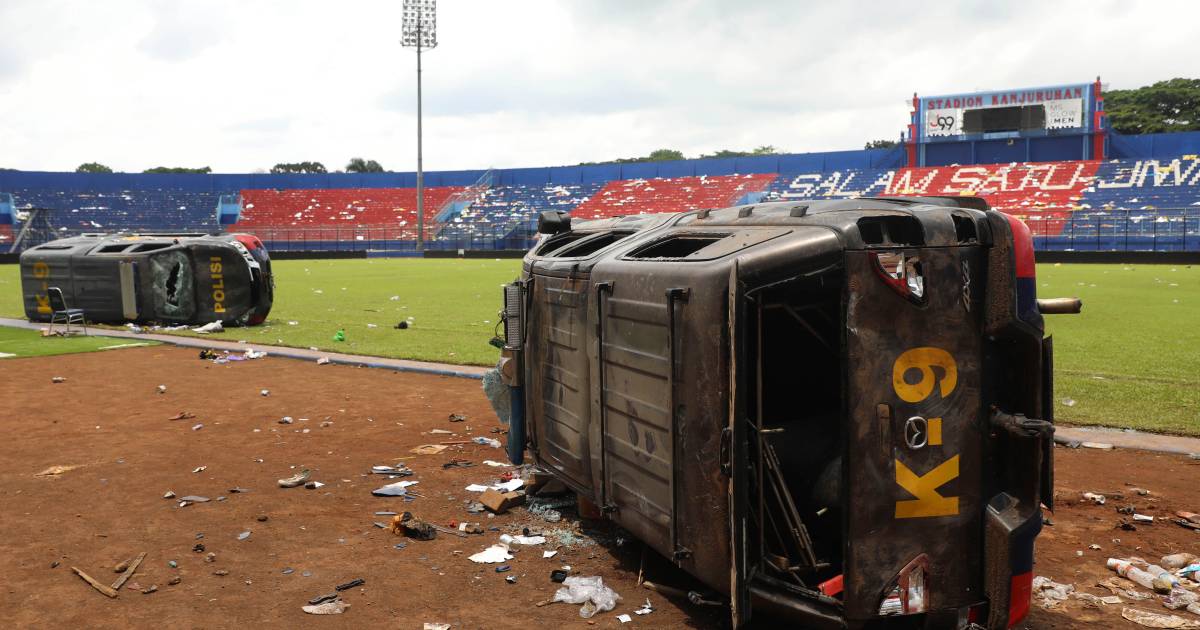 Mengheningkan cipta selama satu menit di Liga Premier Inggris pasca bencana stadion Indonesia dan dunia sepak bola dikejutkan |  Bencana stadion di Indonesia