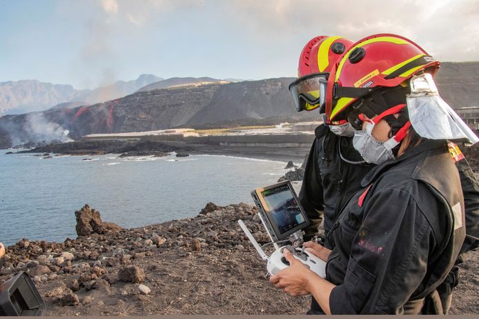 Soldaten observeren de lavastromen nabij het strand van Los Guirres met behulp van een drone. (10/11/2021)