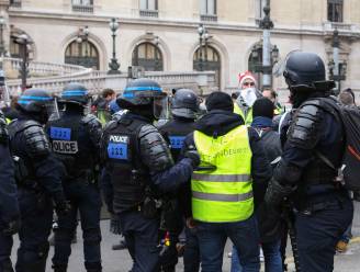 Franse regering stelt kalender op om overuren van "uitgeputte" ordepolitie uit te betalen, ook de post kent werknemers premie toe