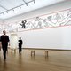 Hij hangt er weer: Keith Harings ‘vintage’ werk van 38 meter lang is voor even te zien in het Stedelijk, op 5 meter hoogte