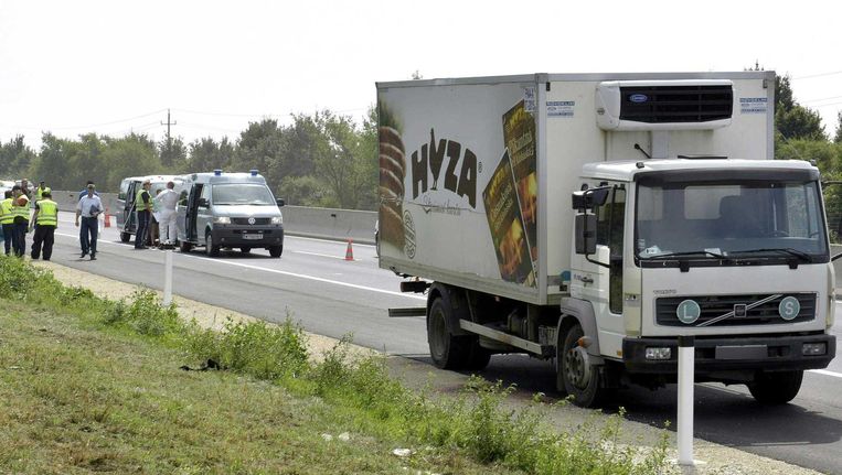 De betreffende vrachtwagen langs de kant van de A4. Beeld epa