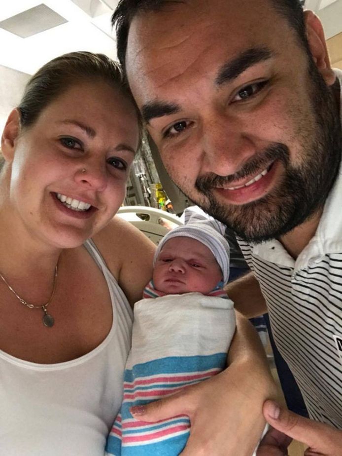 Een Amerikaanse echtpaar dat een half miljoen dollar uitgaf om zwanger te worden, heeft na 15 miskramen eindelijk een baby gekregen.