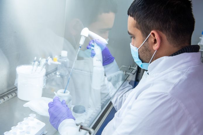 Rioolwateronderzoek in het RIVM-laboratorium.