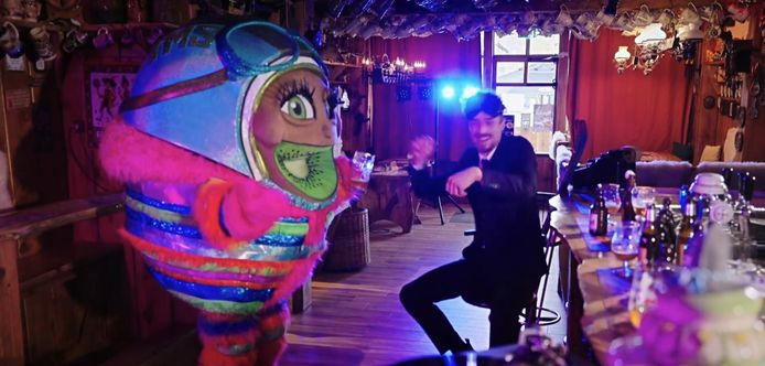 'Skiwi' van 'The Masked Singer' in bierstube De Wettel in Ninove.