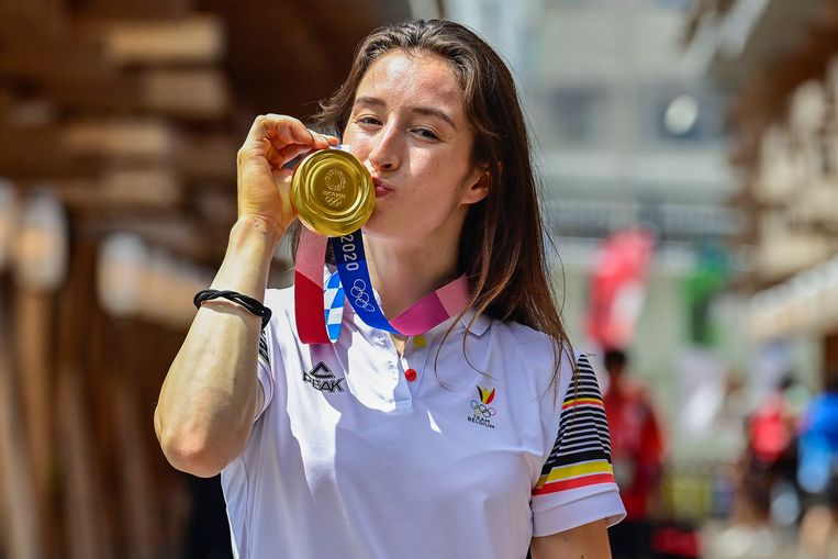 Nina Derwael met haar olympisch goud. Beeld Photo News