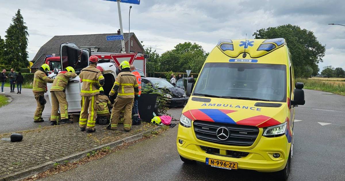 Automobilist raakt bekneld na botsing op kruising in Gendringen.