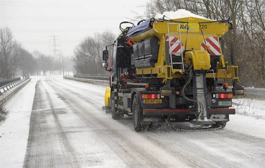 Ten oosten van grofweg de lijn Afsluitdijk - Utrecht - Tilburg komt nog gladheid voor.